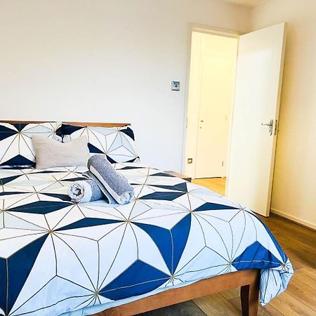 Lovely 2 Bedroom Flat With Free Parking, Great Transport Links To Central London, The Excel Centre, Canary Wharf And The O2! Ngoại thất bức ảnh