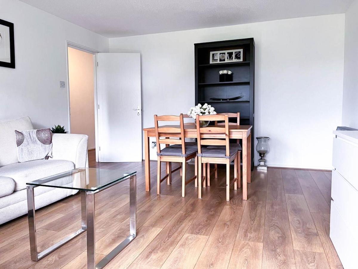 Lovely 2 Bedroom Flat With Free Parking, Great Transport Links To Central London, The Excel Centre, Canary Wharf And The O2! Ngoại thất bức ảnh
