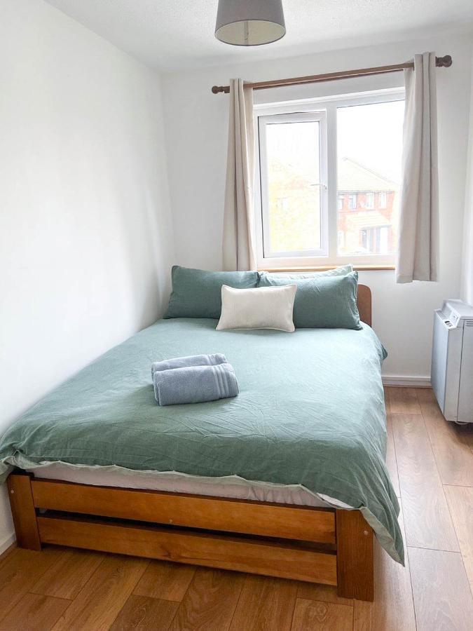 Lovely 2 Bedroom Flat With Free Parking, Great Transport Links To Central London, The Excel Centre, Canary Wharf And The O2! Ngoại thất bức ảnh