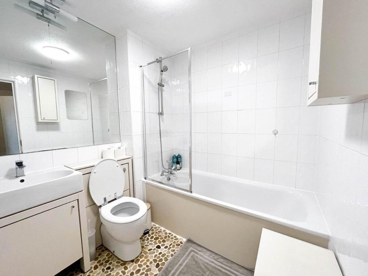 Lovely 2 Bedroom Flat With Free Parking, Great Transport Links To Central London, The Excel Centre, Canary Wharf And The O2! Ngoại thất bức ảnh