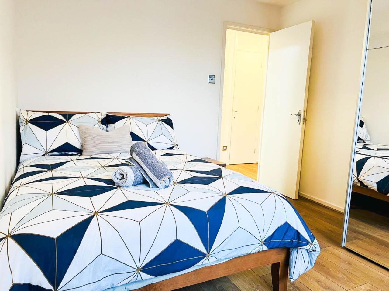 Lovely 2 Bedroom Flat With Free Parking, Great Transport Links To Central London, The Excel Centre, Canary Wharf And The O2! Ngoại thất bức ảnh