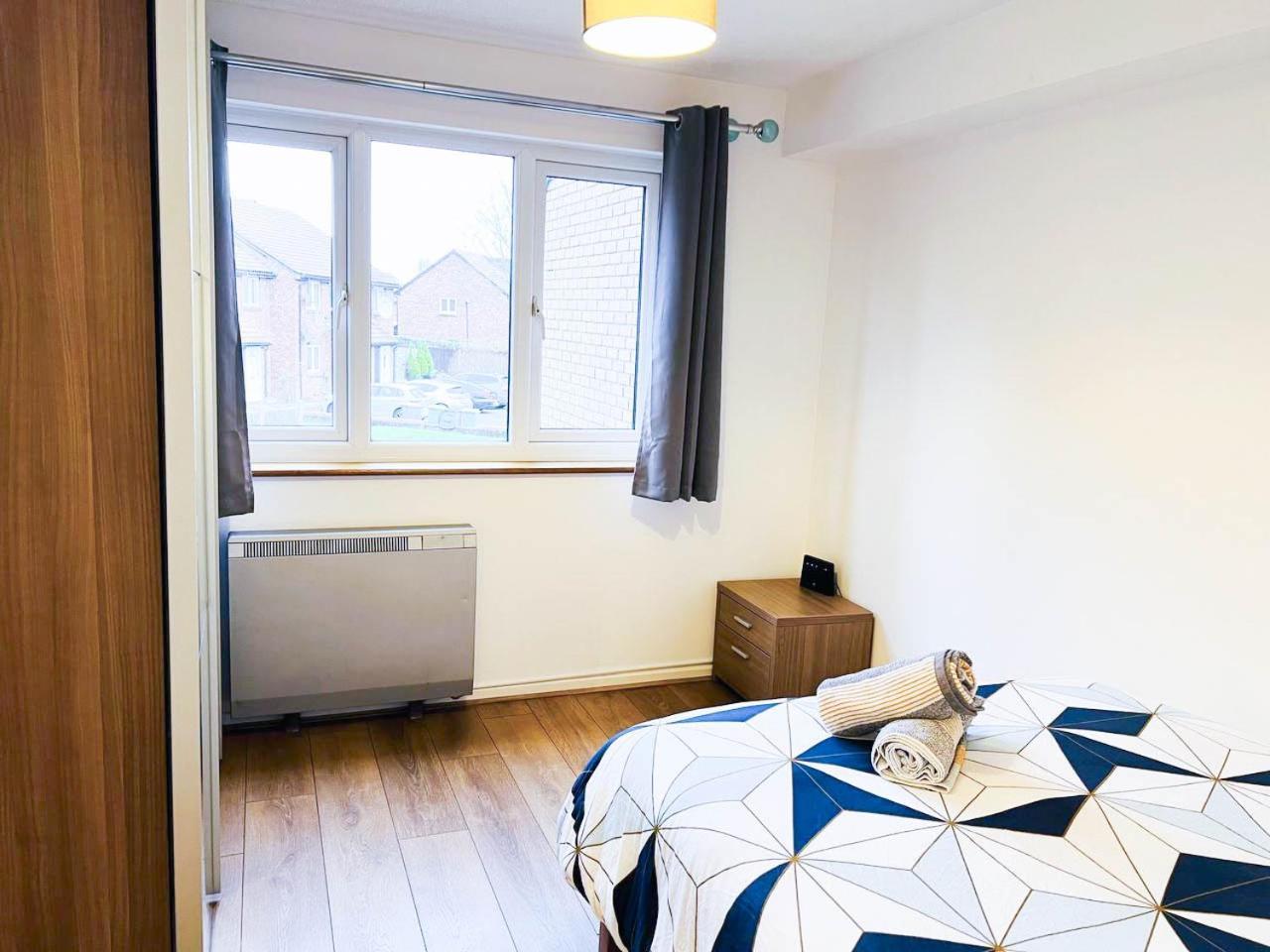 Lovely 2 Bedroom Flat With Free Parking, Great Transport Links To Central London, The Excel Centre, Canary Wharf And The O2! Ngoại thất bức ảnh